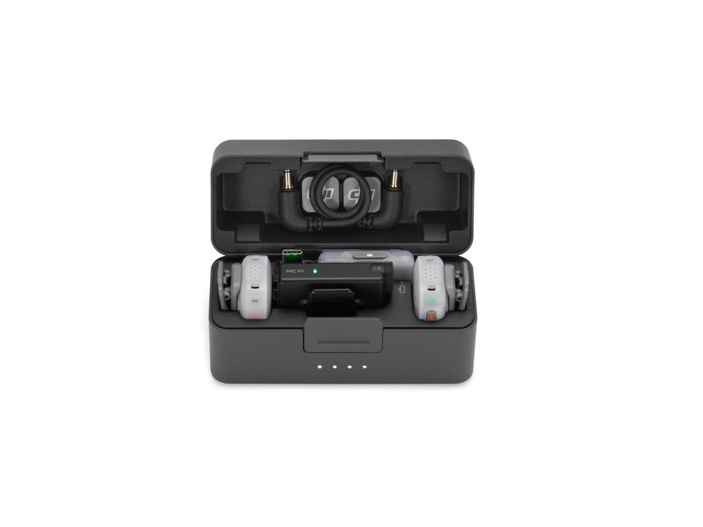 Detail otevřeného plného nabíjecího pouzdra DJI Mic Mini 2S zepředu