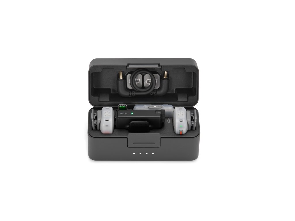 Detail otevřeného plného nabíjecího pouzdra DJI Mic Mini 2S zepředu