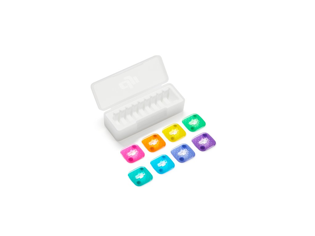 Barevné krytky DJI Mic Mini 2S Multi-Color Magnetic Front Cover Set rozložené vedle pouzdra