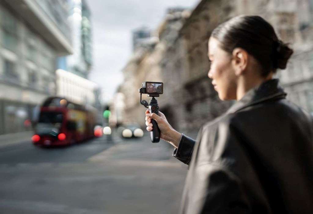 DJI Osmo Action 5 Pro při natáčení z ruky ve městě