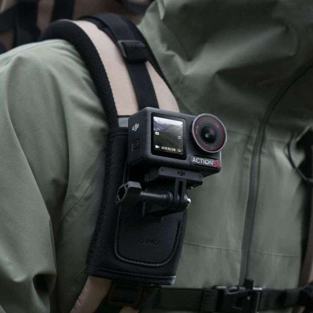 DJI Osmo Action 5 Pro upevněná na hrudním popruhu