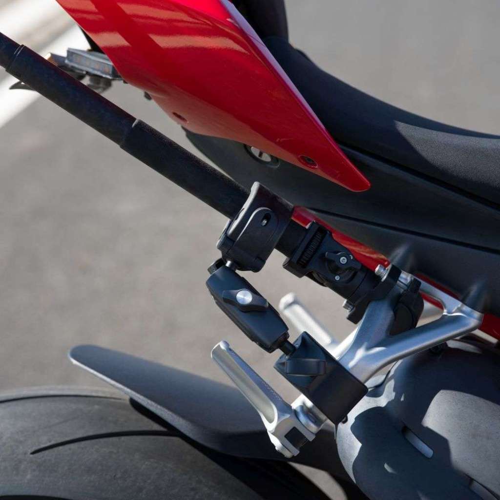 DJI Osmo Dual Heavy-Duty Clamp použitá v motocyklové sestavě