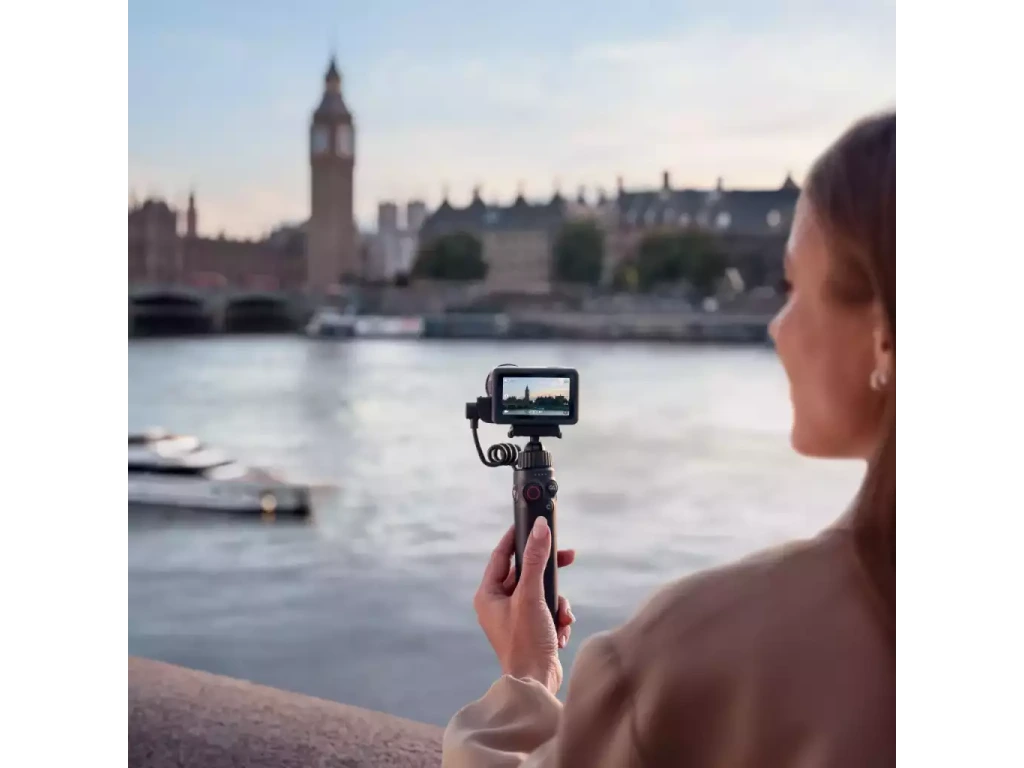 DJI Osmo Action 6 při natáčení z ruky v exteriéru