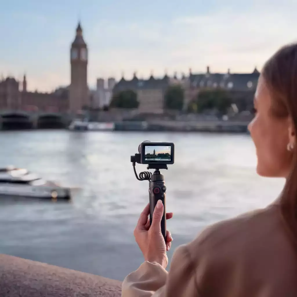 DJI Osmo Action 6 při natáčení z ruky v exteriéru
