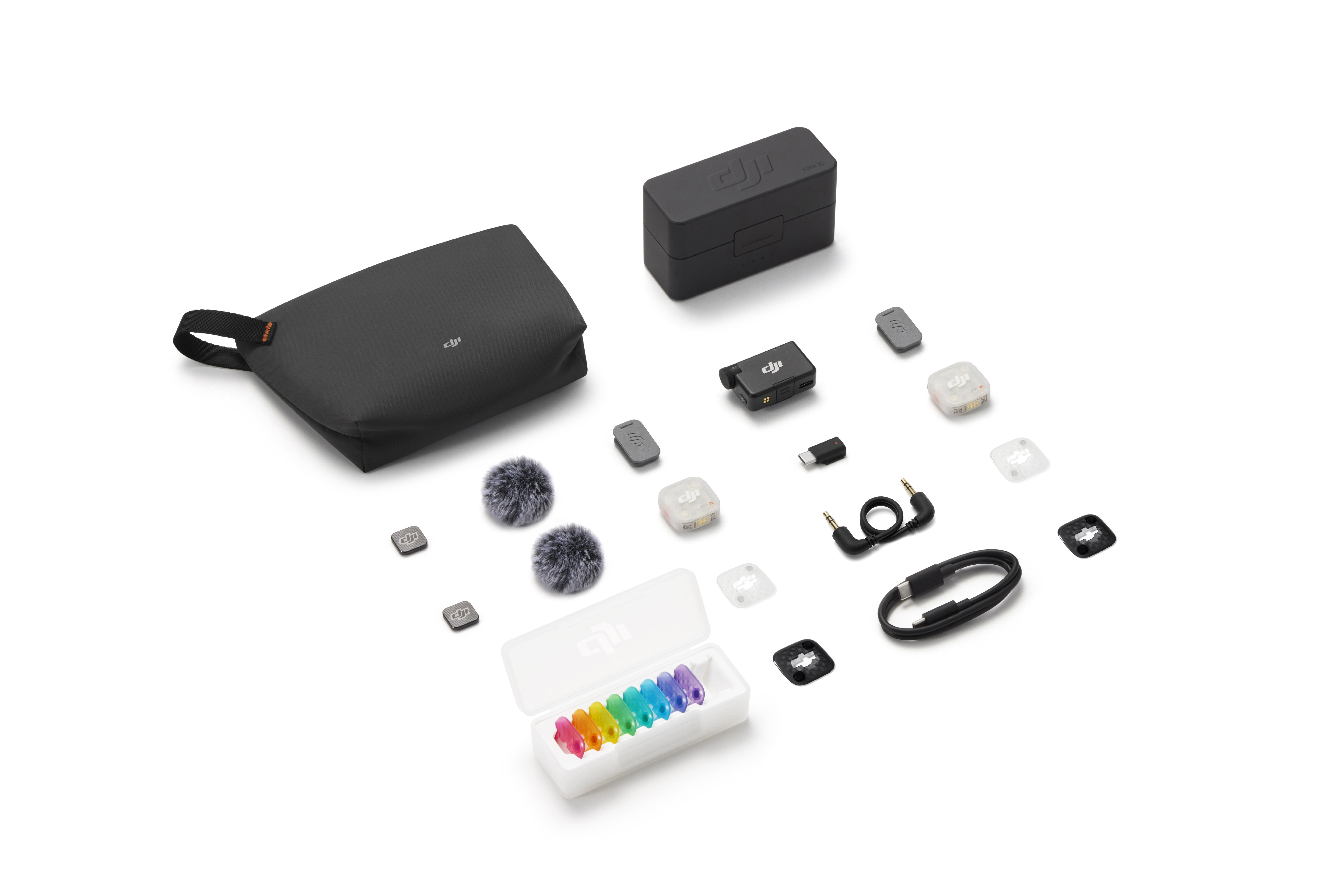 Obsah balení DJI Mic Mini 2S se dvěma vysílači a nabíjecím pouzdrem při šikmém pohledu
