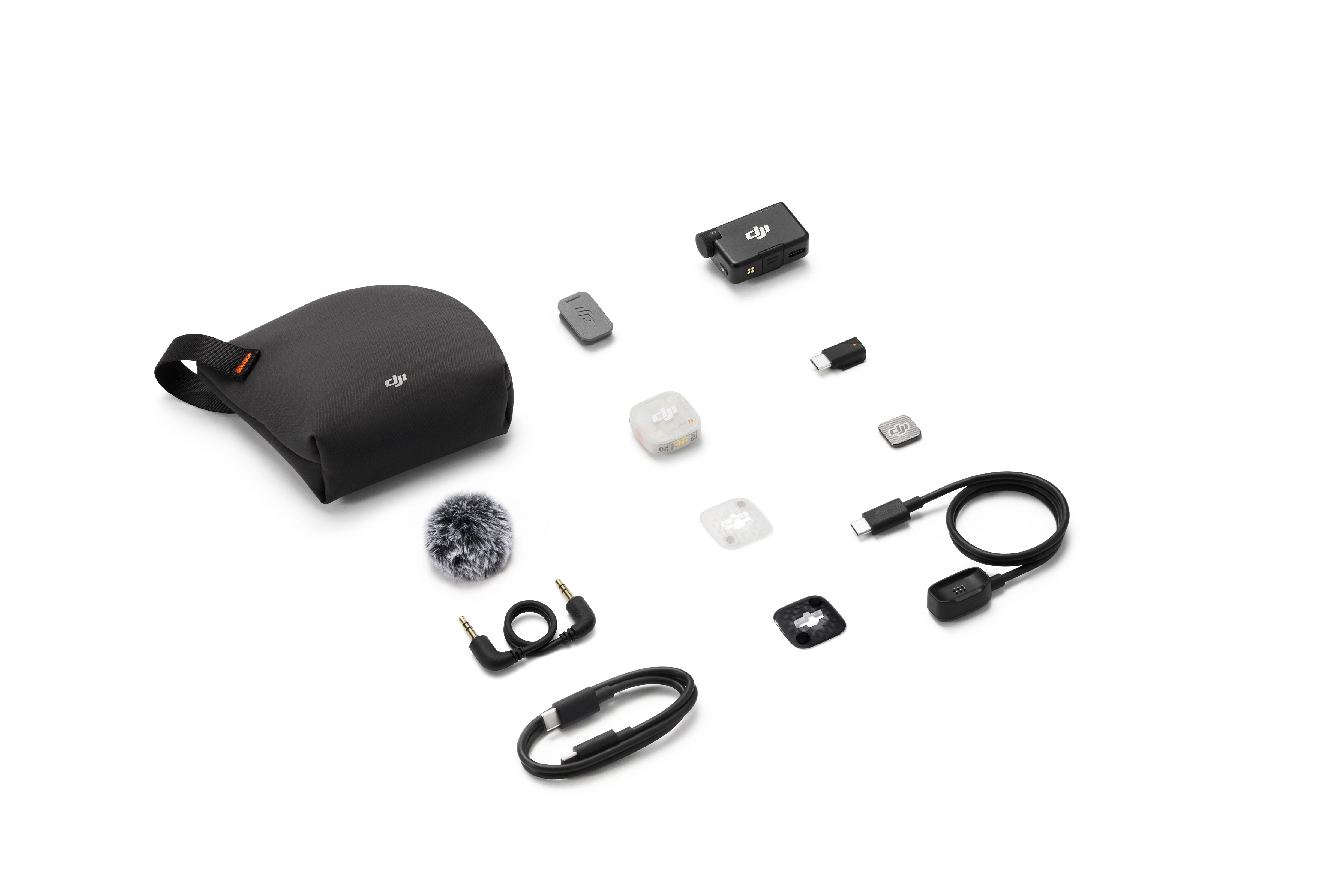 Kompletní obsah balení DJI Mic Mini 2S při šikmém pohledu