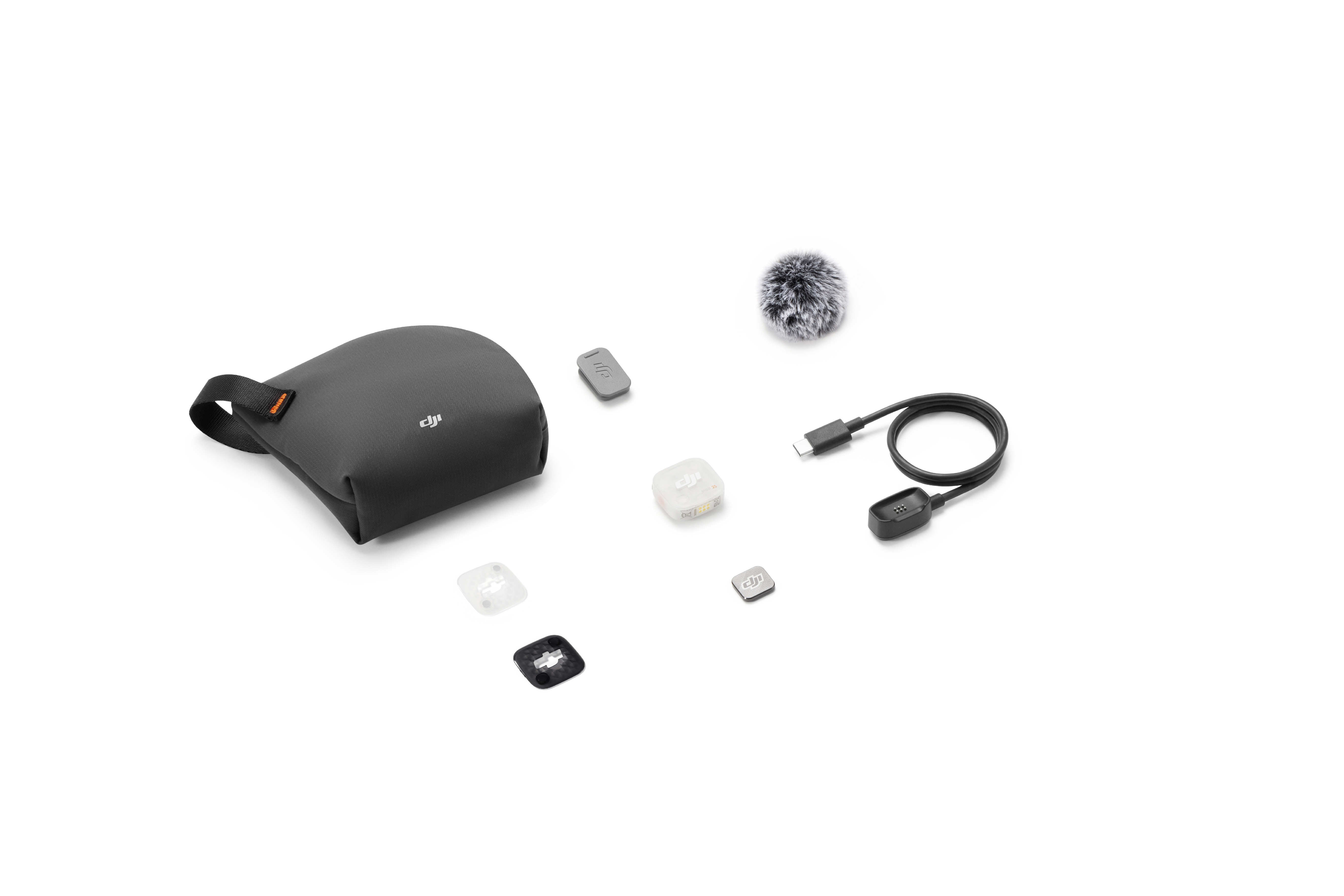 Obsah balení DJI Mic Mini 2S Transmitter při šikmém pohledu